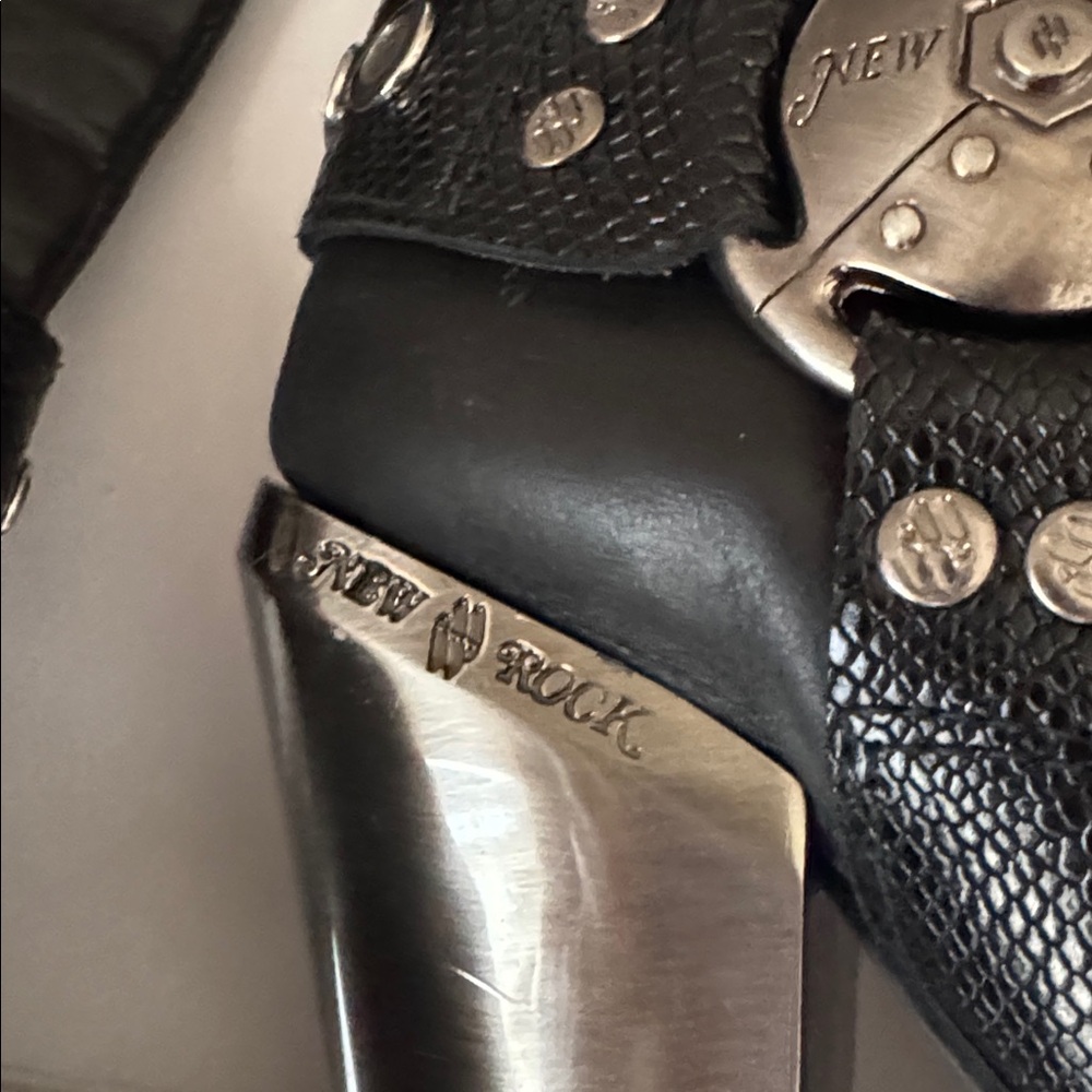 Black Boots with Skull and Wing Embroidery - Picture 3 of 6